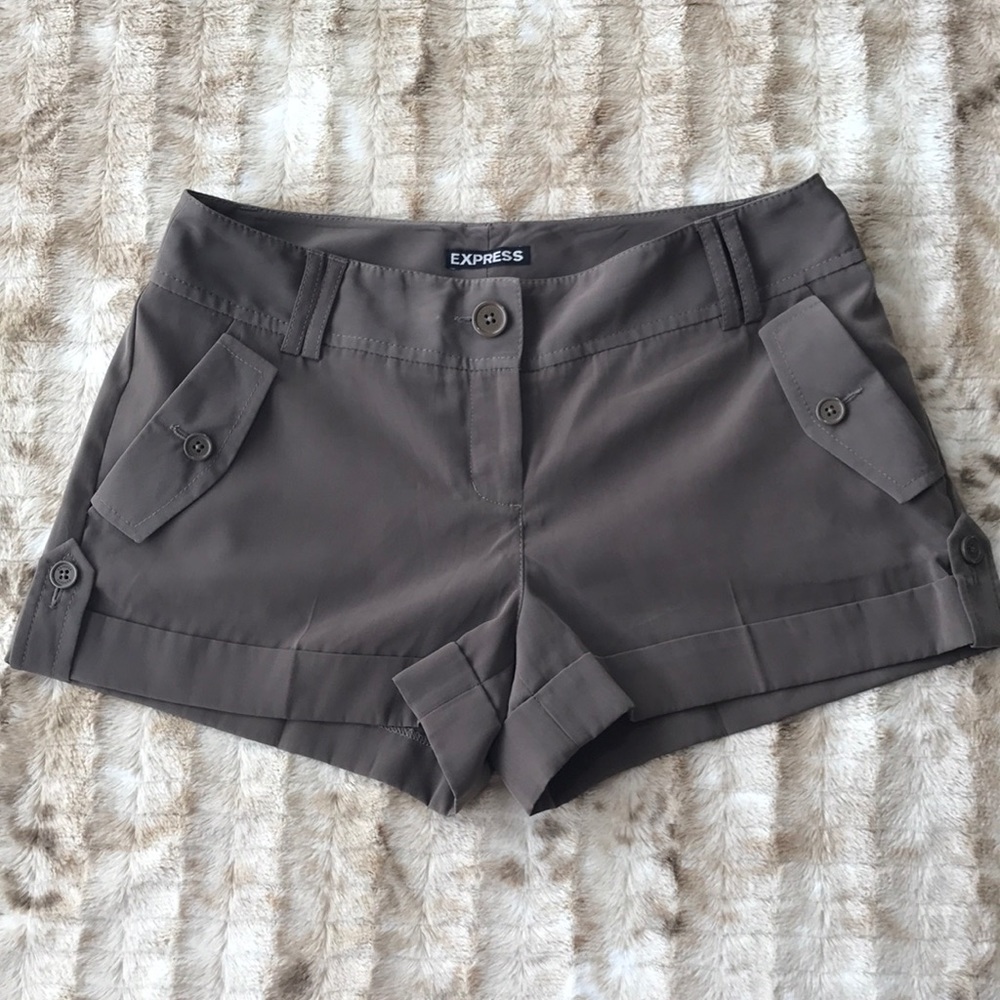 💕NWOT Express Cuffed Dress Shorts.Size 2 🌸💕🌸